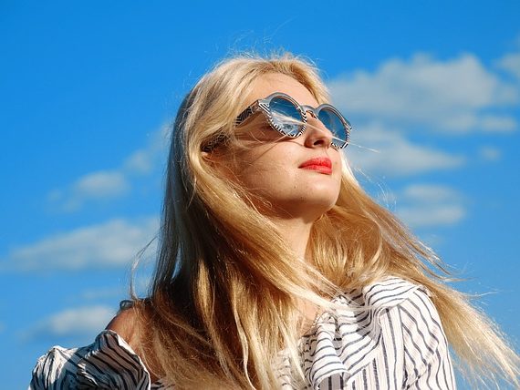 ochrona włosów przed słońcem- filtry UV